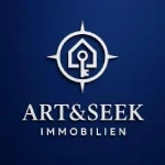 Logo Art&Seek Immobilien Ahlen: Weißes Symbol eines Kompasses mit einem Haus und einem Schlüssel in der Mitte auf blauem Hintergrund. Offizielles Logo für Immobilienvermittlung und -verwaltung.