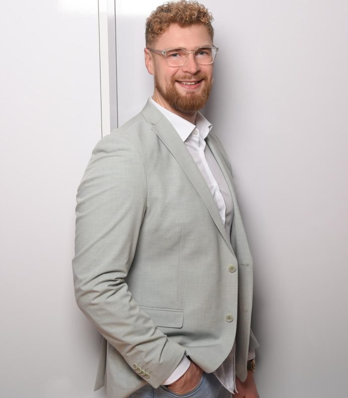 Porträt von Artur Sikeew, Inhaber von Art&Seek Immobilien in Ahlen, Ihr persönlicher Immobilienexperte für Verkauf und Beratung.